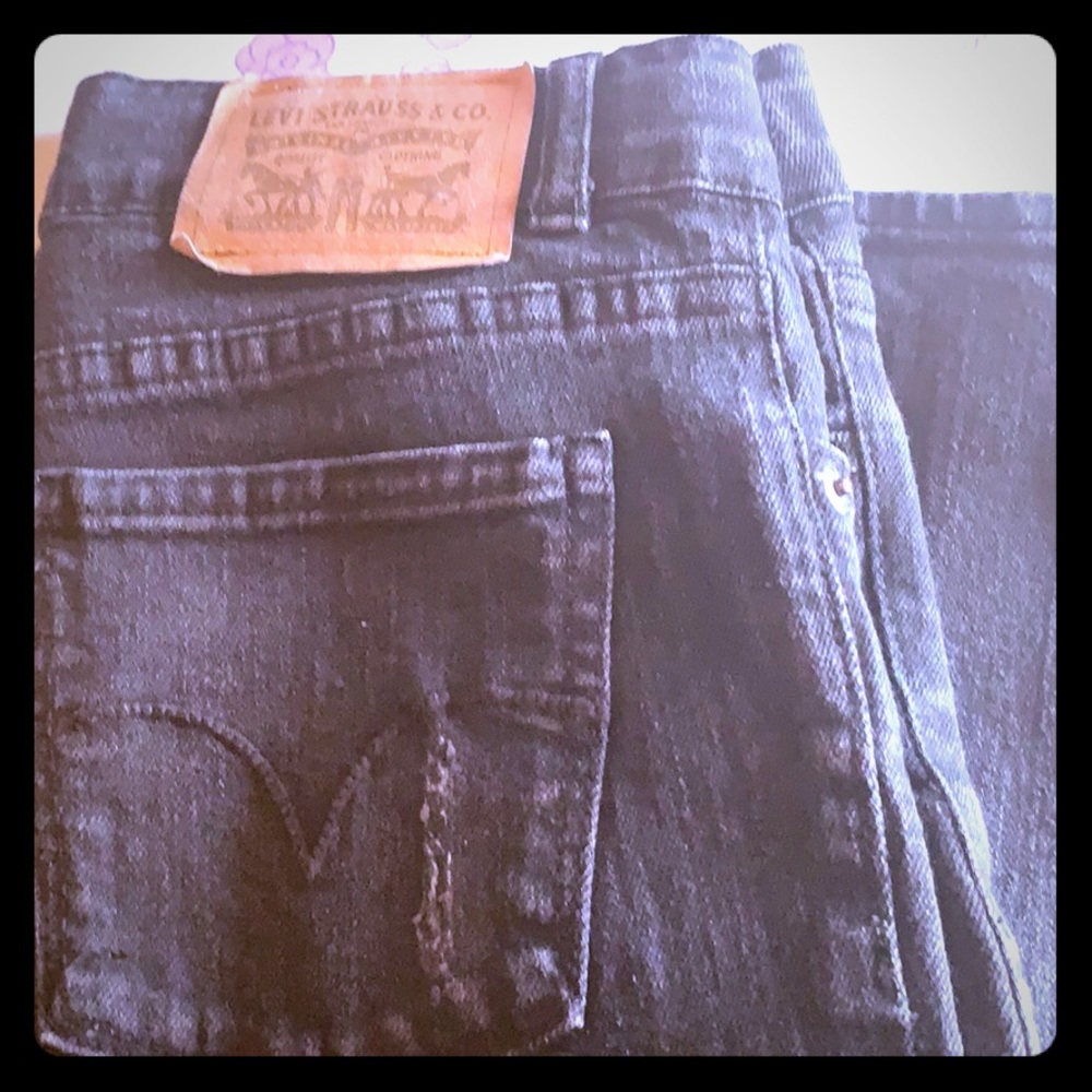 Black Levi’s boyfriend jeans